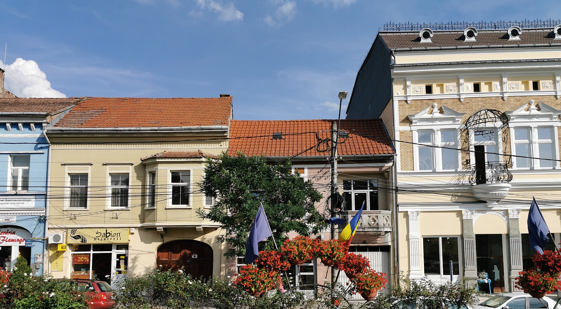 Case vechi cu fațade restaurate în centrul Reghinului