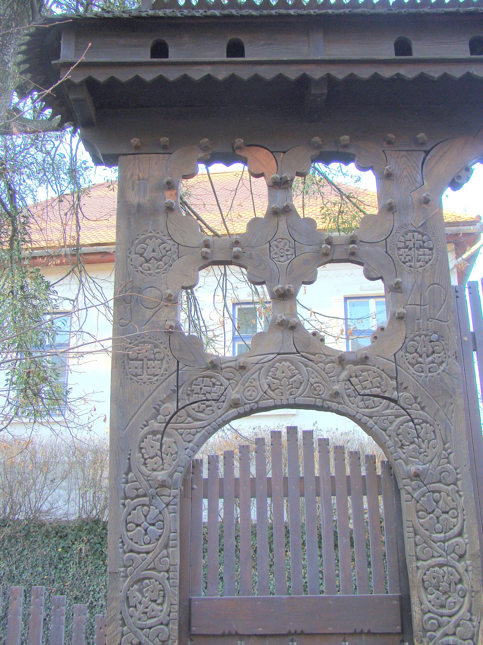 Poartă de lemn sculptată lângă biserica reformată